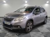la voiture argentée est garée sur un sol en damier dans le garage