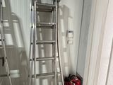 une échelle et une borne d'incendie dans un coin de la pièce