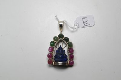 Gros plan sur un collier orné d'un oiseau
