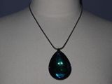 une photo d'un collier orné d'un pendentif bleu en forme de larme