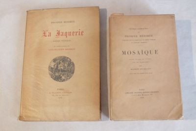 deux vieux livres posés sur une table l'un à côté de l'autre