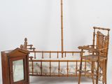 un lit avec un cadre en bois sur lequel est posé un miroir