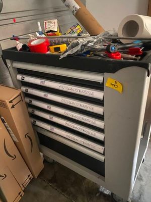 un chariot à outils sur lequel sont posés des outils, dans un garage