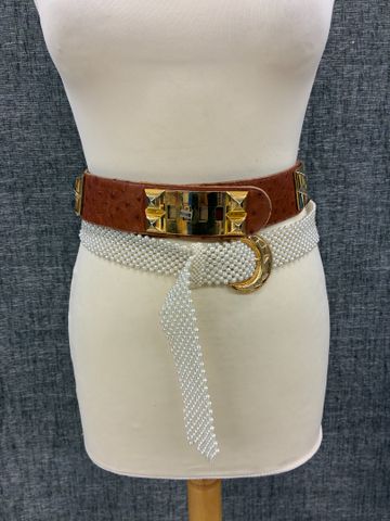Lot de 2 ceintures, l’une en cuir marron et l’autre en perles bou...