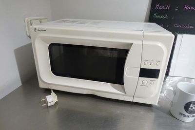 SUR DESIGNATION : Un four micro-ondes KING D'HOME