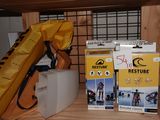 deux boîtes de skis et un sac posés sur une étagère