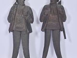 paire de figurines en bronze représentant un homme et une femme avec des parapluies