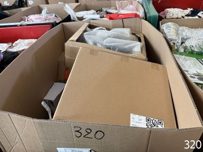 de nombreux cartons d'objets posés à même le sol