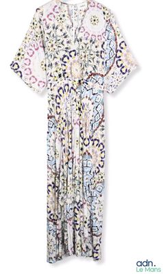 une image représentant une robe blanche ornée d'un motif floral