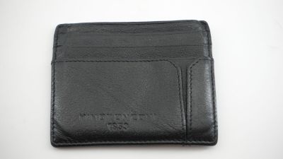 un portefeuille en cuir noir posé sur une table blanche
