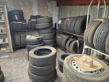 de nombreux pneus empilés sur un support dans un garage