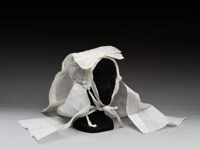 un chapeau blanc qui a été enroulé autour de la tête d'un mannequin