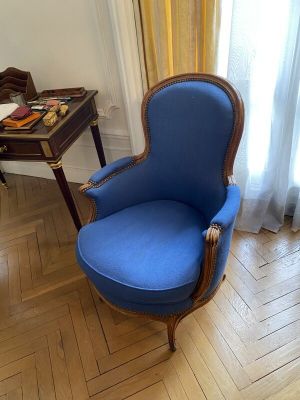 une chaise bleue posée devant un bureau