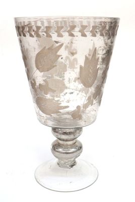 Vase sur piédouche en verre gravé à rehaut d'argent H.29 cm