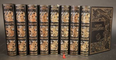 les dos des livres sont alignés en rangée