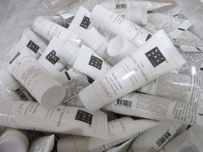 de nombreux tubes de crème dans un sac en plastique posé sur une table
