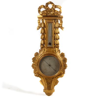 une horloge en or accrochée au mur