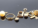 plusieurs types de bijoux différents sur une surface noire
