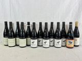 plusieurs bouteilles de vin sont alignées sur une table