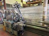 une machine qui se trouve dans un entrepôt