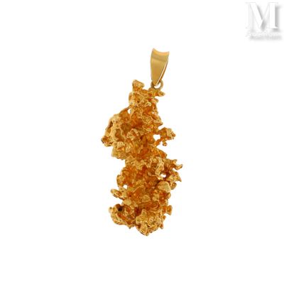 gros plan d'un pendentif en or sur fond blanc
