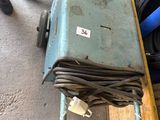 une valise posée sur une table en bois