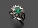 une bague en émeraude et diamant
