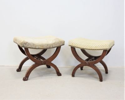 paire de tabourets vintage avec assise rembourrée, de style « pieds en X »