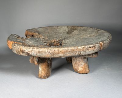 Mali. Coupe en bois sur piètement tripode. Plateau érodé.