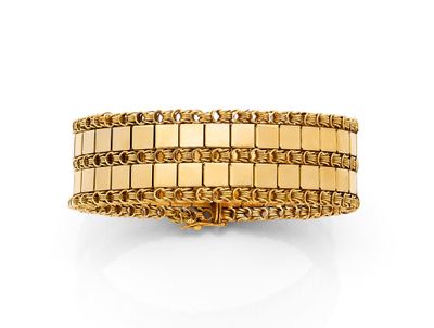 un bracelet en or composé d'un maillon et d'un fermoir