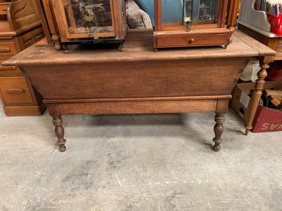 Pétrin en chêne reposant sur des pieds tournés