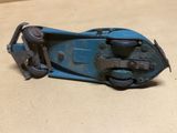 une petite voiture bleue en plastique posée sur une table