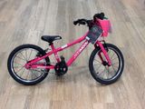 un vélo rose avec un panier à l'arrière