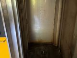 un ascenseur métallique dont la porte est ouverte dans un immeuble