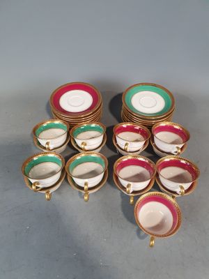 un grand nombre de tasses et de soucoupes sur une table