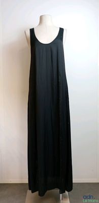 une image d'une robe noire sur un mannequin
