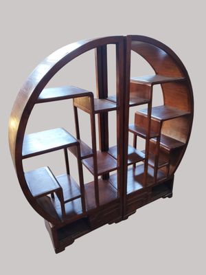 une image représentant une bibliothèque en bois avec des étagères