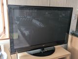 un téléviseur à écran plat posé sur un support dans un salon