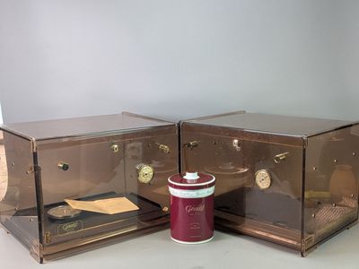 deux boîtes posées l'une à côté de l'autre sur une table