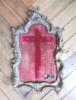un miroir posé par terre, sur lequel est dessinée une croix rouge