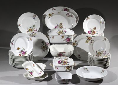 beaucoup d'assiettes et de bols posés sur une table