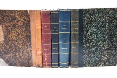 plusieurs vieux livres sont empilés sur une étagère