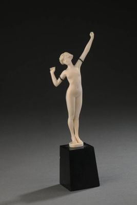 une statue représentant une femme tenant une batte de baseball, posée sur un socle noir