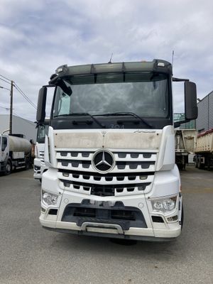 un camion blanc garé dans un parking