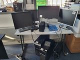 un bureau sur lequel se trouvent deux écrans d'ordinateur et un ordinateur portable