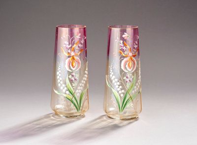 Paire de vases en verre émaillé à décor en plein de fleurs, …