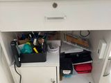 un bureau équipé d'un téléphone, d'une imprimante et d'autres fournitures de bureau