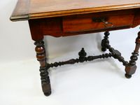Petit bureau en noyer ouvrant par un tiroir, pieds tournés, … (photo 3)