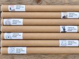 six rouleaux de papier toilette posés sur une table en bois