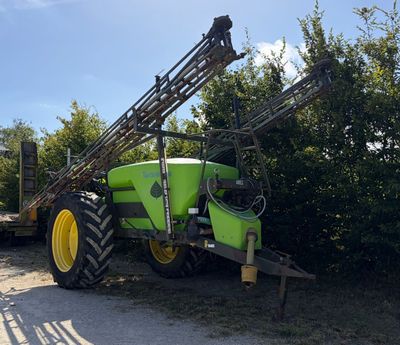 un tracteur garé à côté d'une remorque